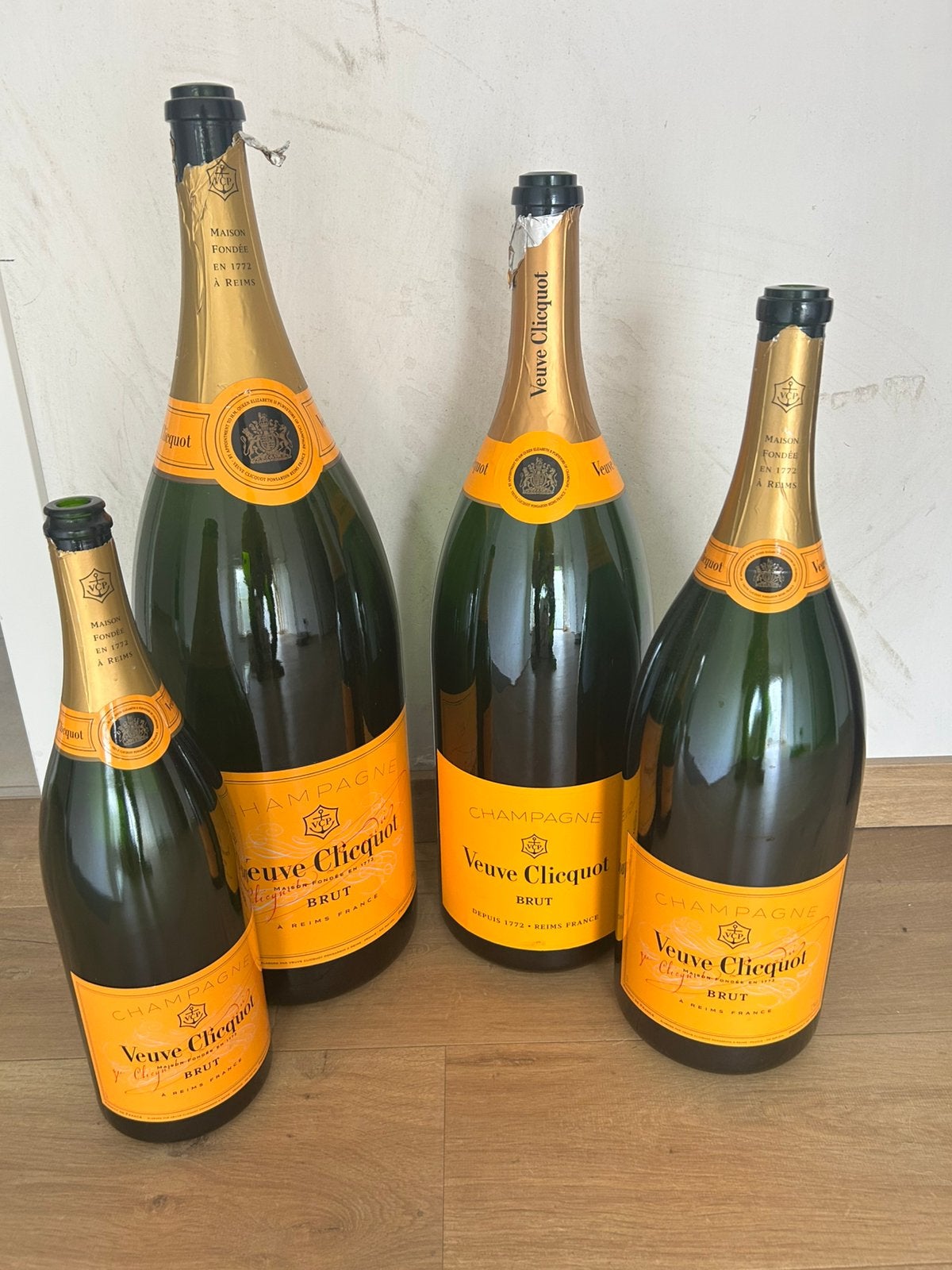 Verzameling lege flessen Veuve Cliquot, Ophalen, Zo goed als nieuw