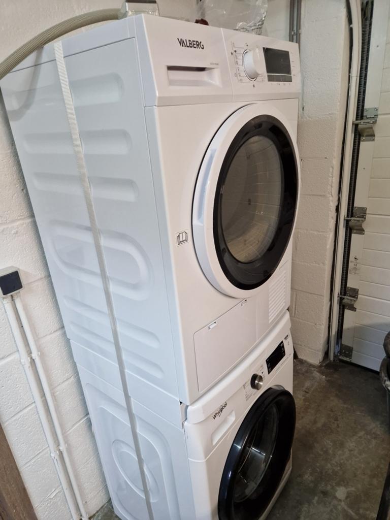 Lave linge 9kg whirpool et séchoir à condensation valberg