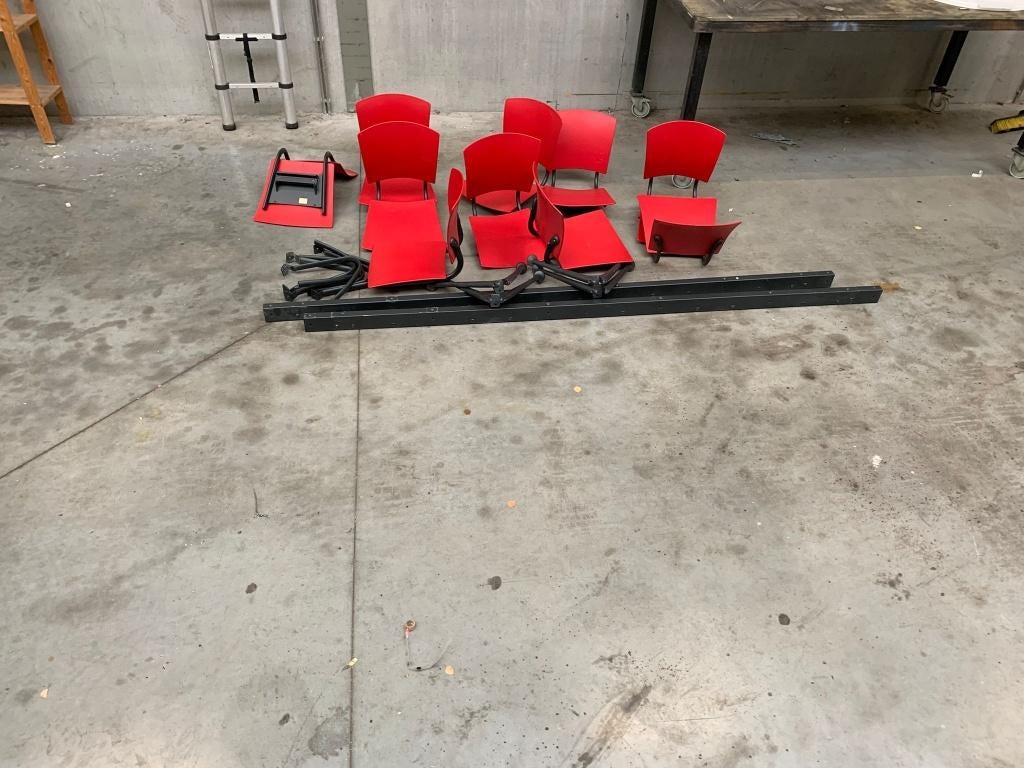 Stoelen op bevestigingsrail, Ophalen