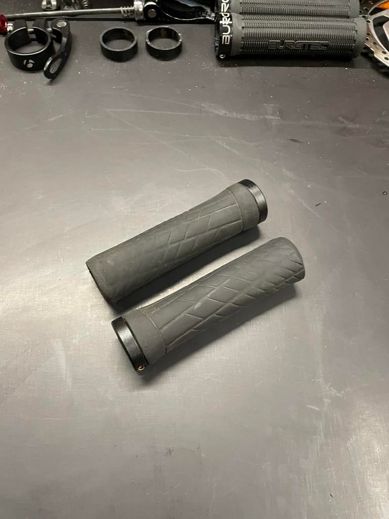 MTB grips - Rockrider, Fietsen en Brommers, Fietsonderdelen, Ophalen, Zo goed als nieuw, Mountainbike