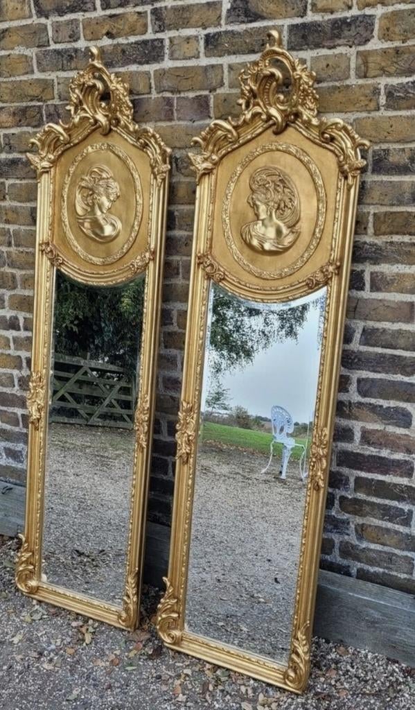 Set Elegante passpiegels met een gedetailleerd amulet van ee, Ophalen