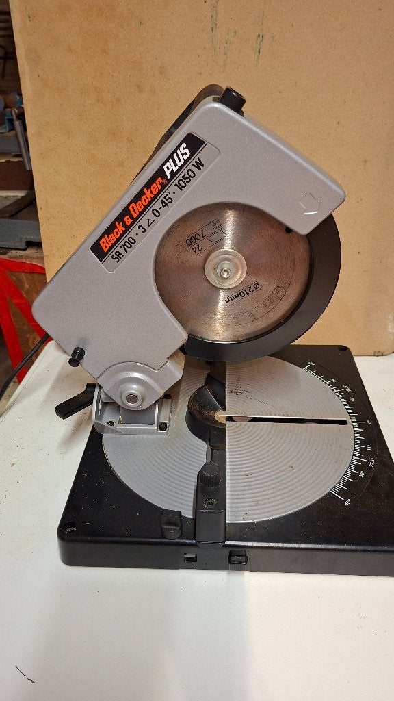 Scie à onglet Black et Decker Plus SR700, Bricolage & Construction, 600 à 1200 watts, Scie à onglet, 30 à 70 mm, Comme neuf