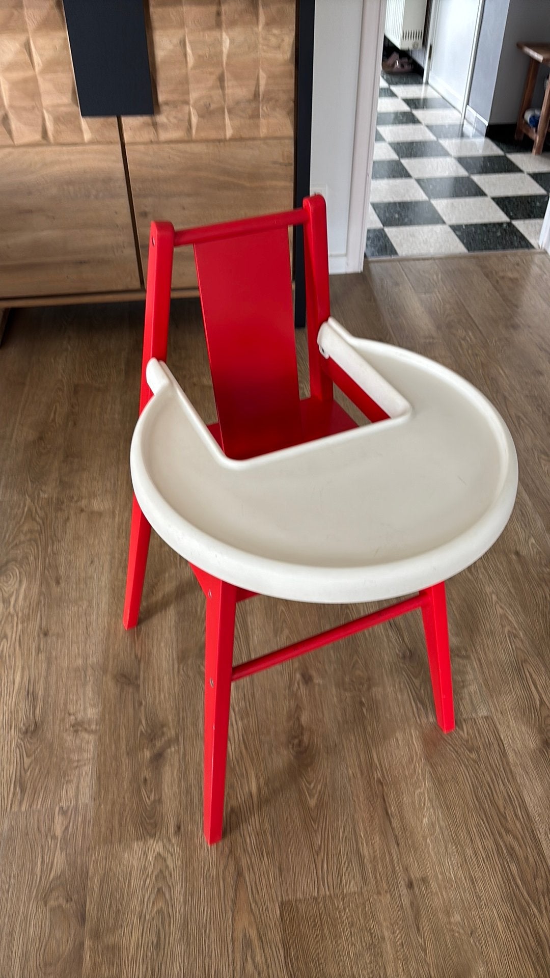 Chaise haute en bois rouge, Enfants & Bébés, Enlèvement, Comme neuf