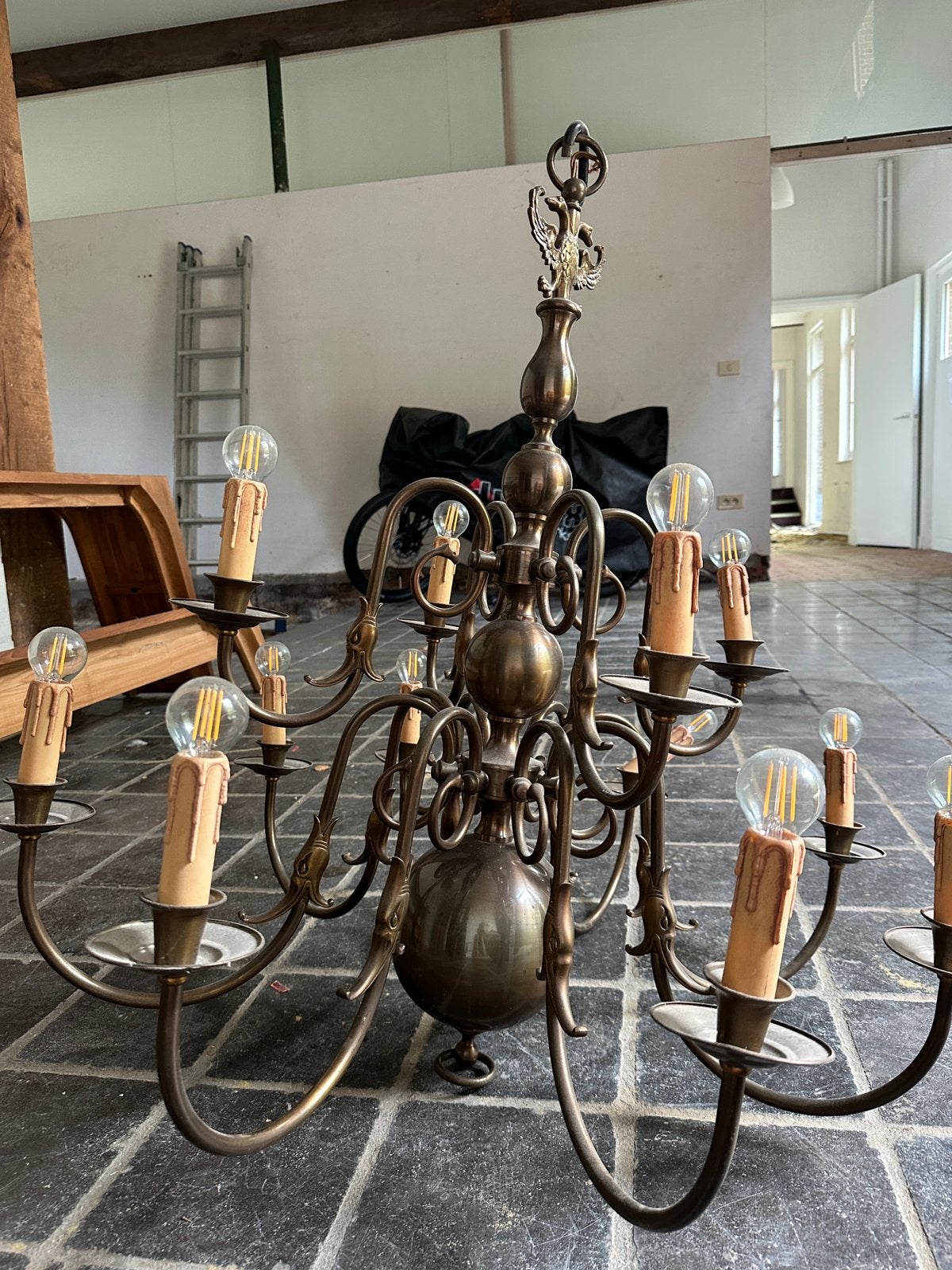 Grote vintage messing kroonluchter, 12 lampen, Ophalen, Zo goed als nieuw