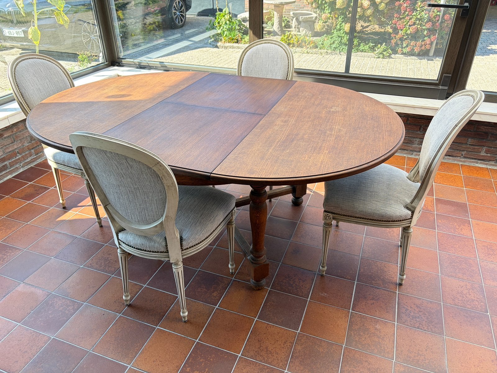 Klassieke eettafel (uitschuifbaar) + 4 gepatineerde stoelen, Enlèvement