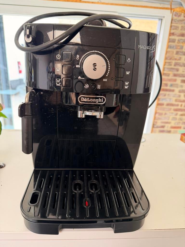 Delonghi Magnifica S koffiebonenmachiene met melkopschuimer, Elektronische apparatuur, Koffiezetapparaten, Ophalen, Zo goed als nieuw