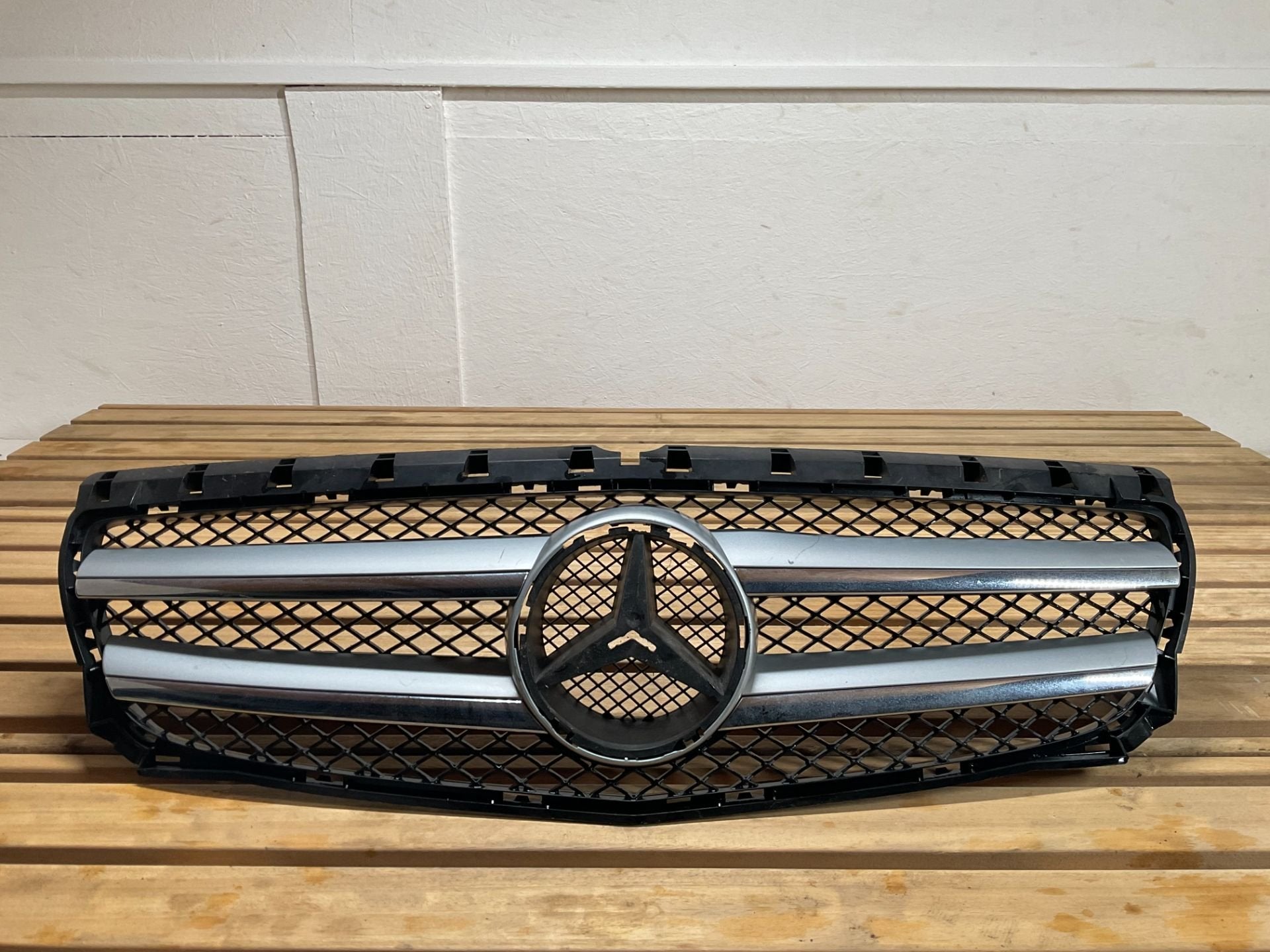 Grille de pare-chocs Mercedes Classe B W246 2011 A2468880260, Mercedes-Benz AG, Mercedes-Benz, Utilisé, Mercedesstrasse 120
70372  Stuttgart, DE