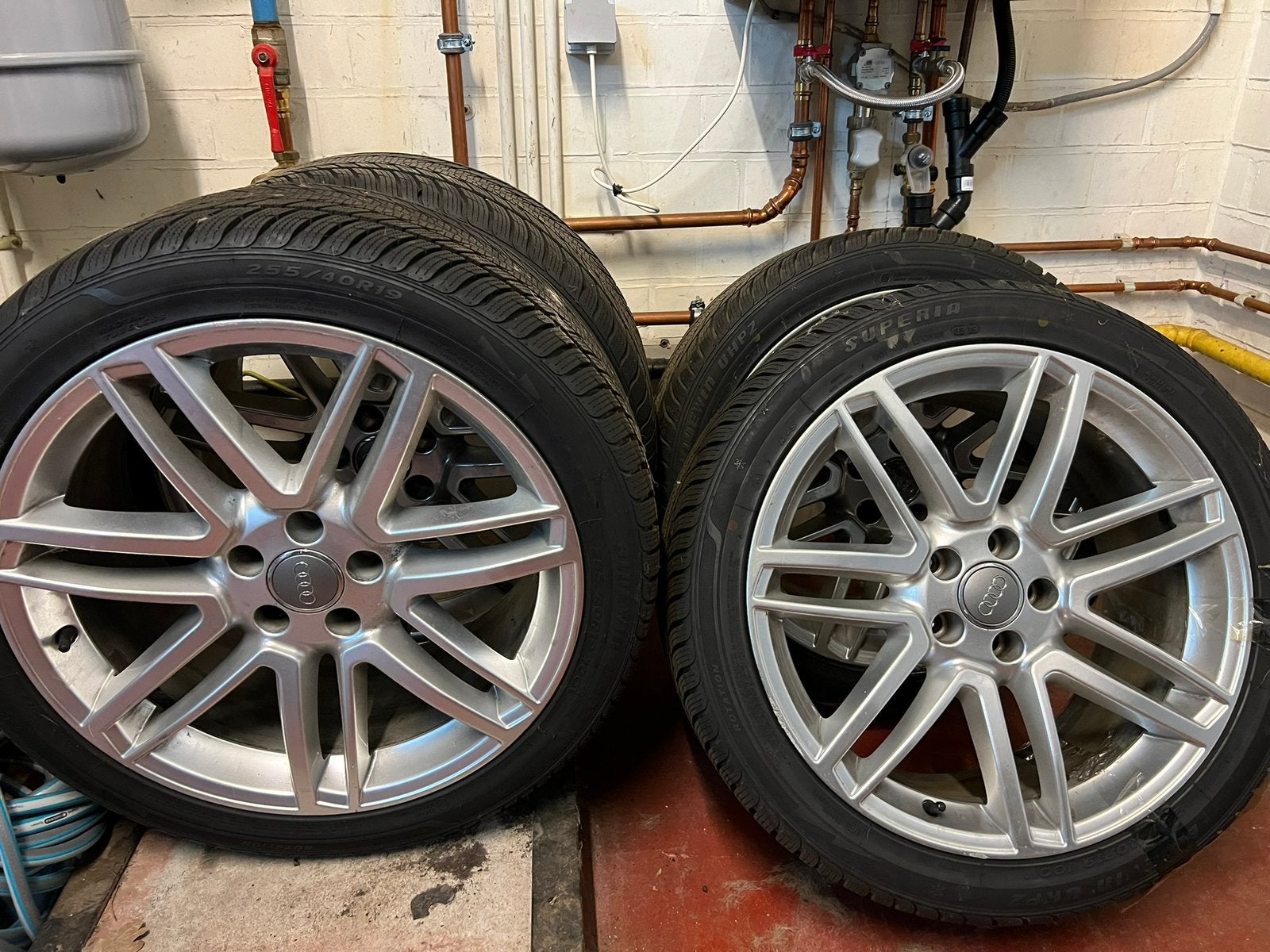 Set winterbanden met velgen 255/40 R19, Pneus hiver, 255 mm, Véhicule de tourisme, Utilisé