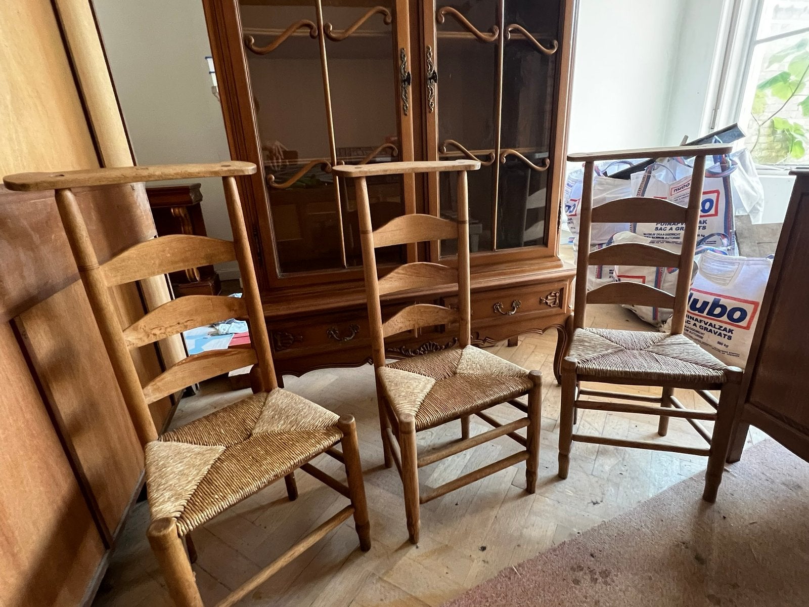 Bid stoelen, Ophalen