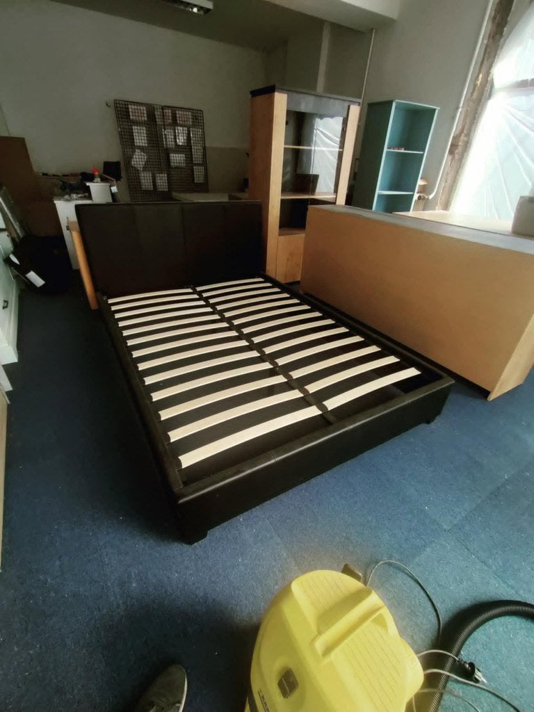 Te koop: Bed 140  200 cm in zwart semi-leder — €100, Overige materialen, Zwart, Nieuw, Twijfelaar