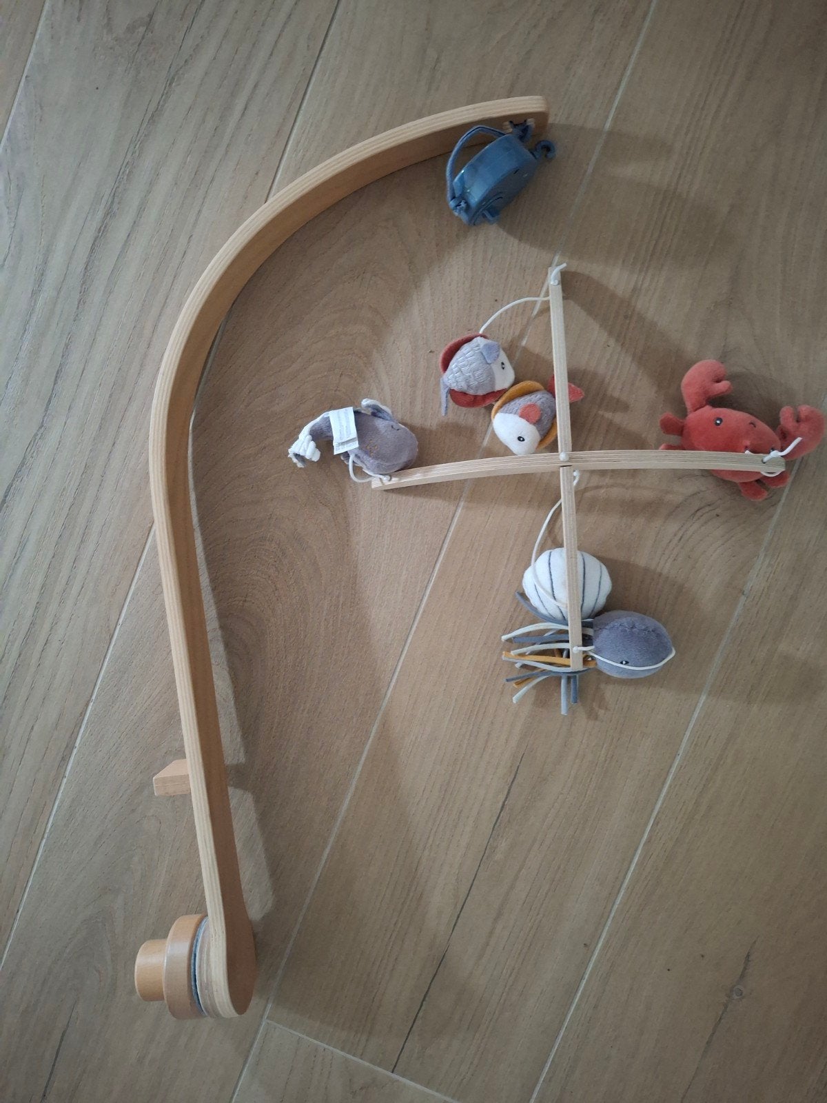 Houten babymobiel, Ophalen