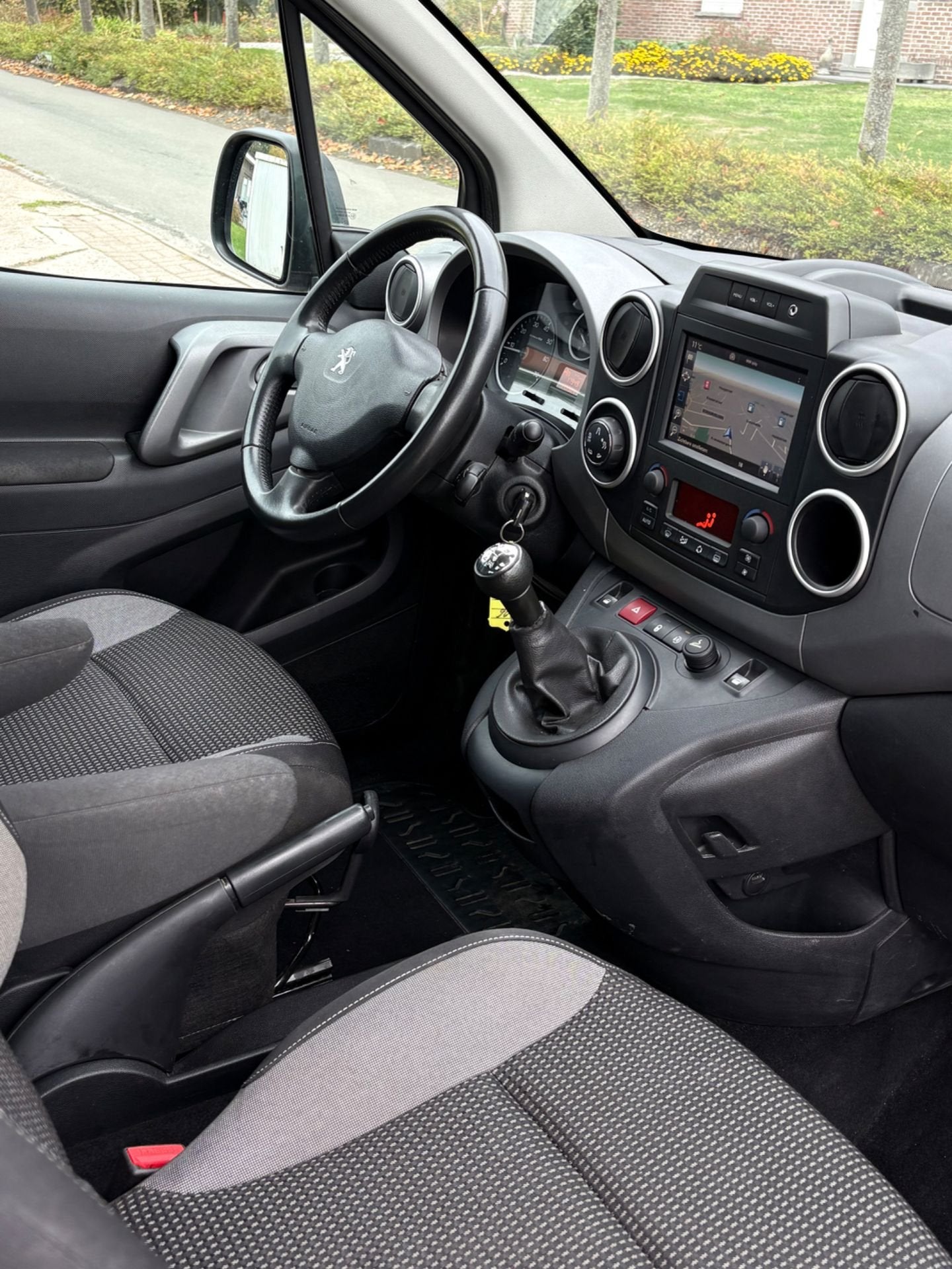 Peugeot Partner 1.2benzine Navi Camera Pano Carplay, Auto's, Voorwielaandrijving, Gebruikt, Euro 6, 1199 cc