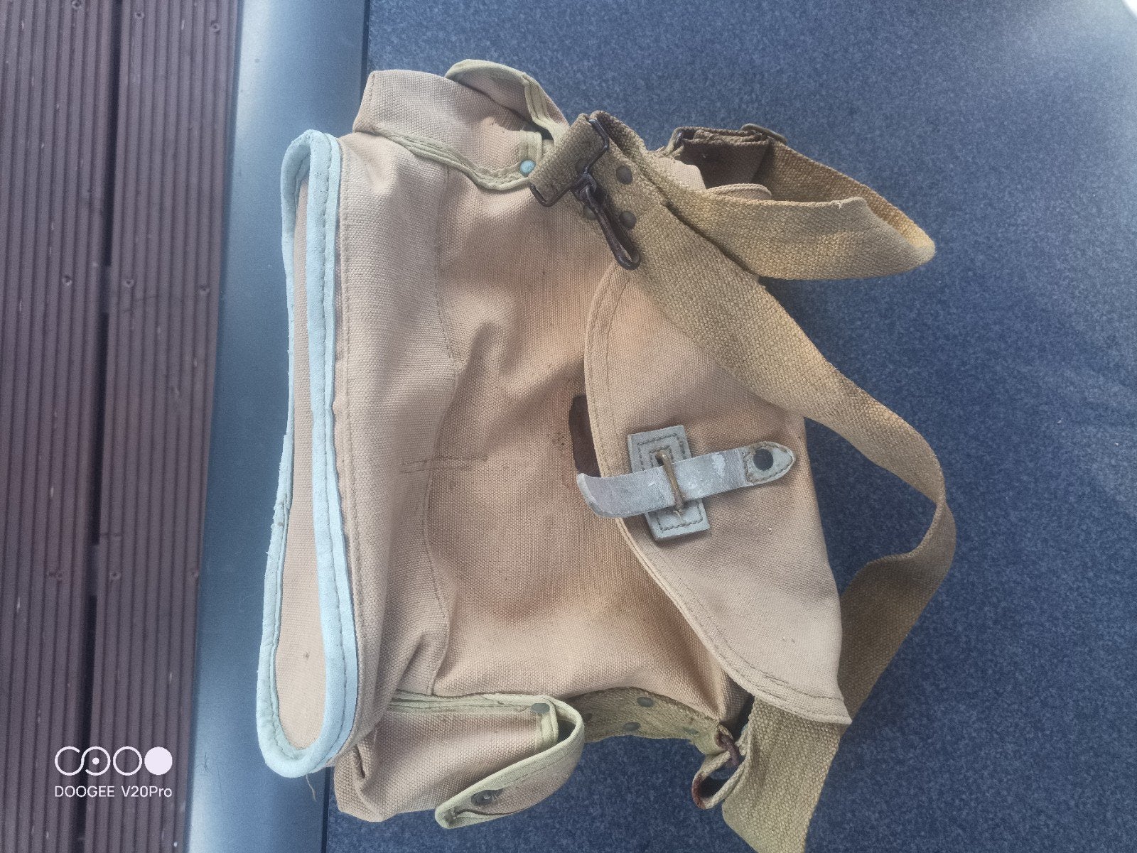 Gasmasker tas, Ophalen