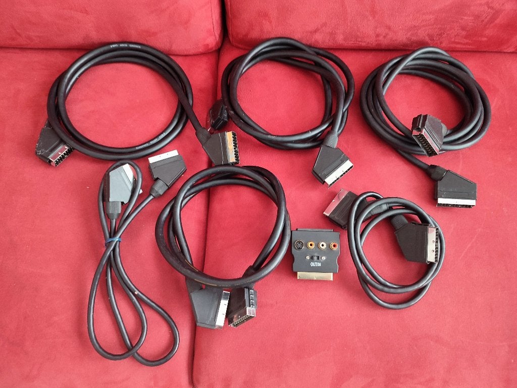 Cables péritel (SCART) et adaptateur vendu en lot, Ophalen of Verzenden, Zo goed als nieuw, Minder dan 2 meter, Scartkabel