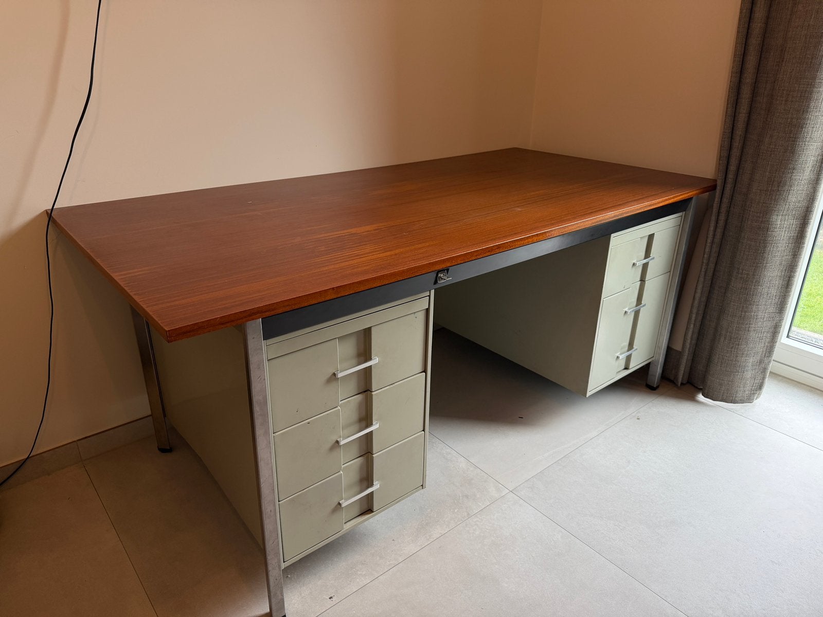 Vintage industrieel bureau — hout & staal bureaustoel gratis, Huis en Inrichting, Ophalen, Opbergruimte, Hout, Zo goed als nieuw