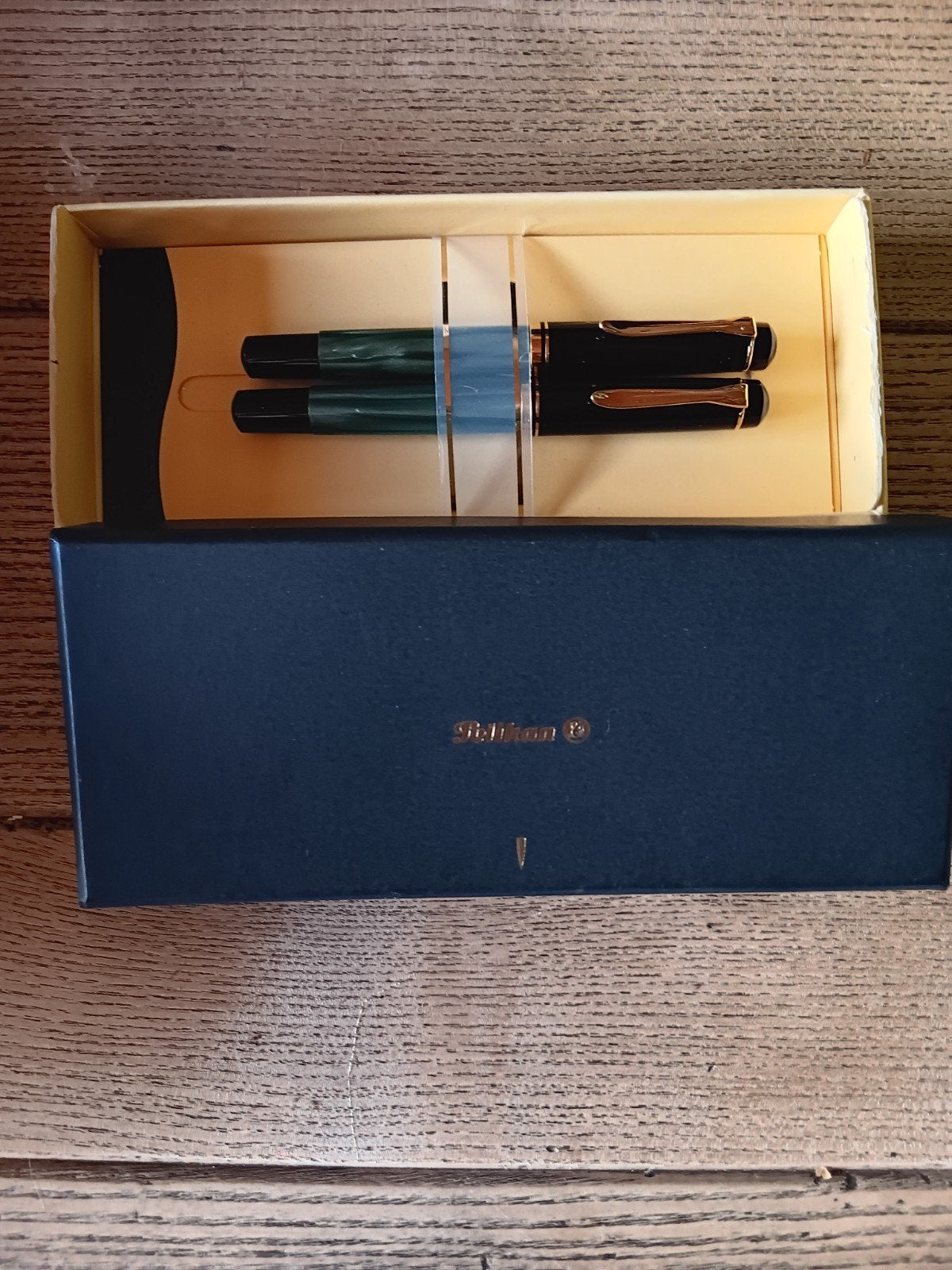 Stylo Roller + Stylo plume PELIKAN Old style Gravure GERMANY, Collections, Stylos, Enlèvement ou Envoi, Avec boîte, Utilisé, Autres marques