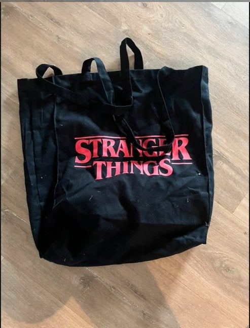 Grand sac cabas Stranger Things noir, Bijoux, Sacs & Beauté, Sacs | Sacs Femme, Enlèvement ou Envoi, Comme neuf, Noir, Autres types