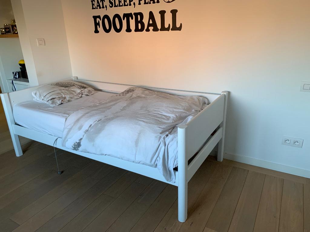 Mooi bed + bedvering en matras, Huis en Inrichting, Slaapkamer | Bedden, Ophalen, Eenpersoons, Zo goed als nieuw, Hout