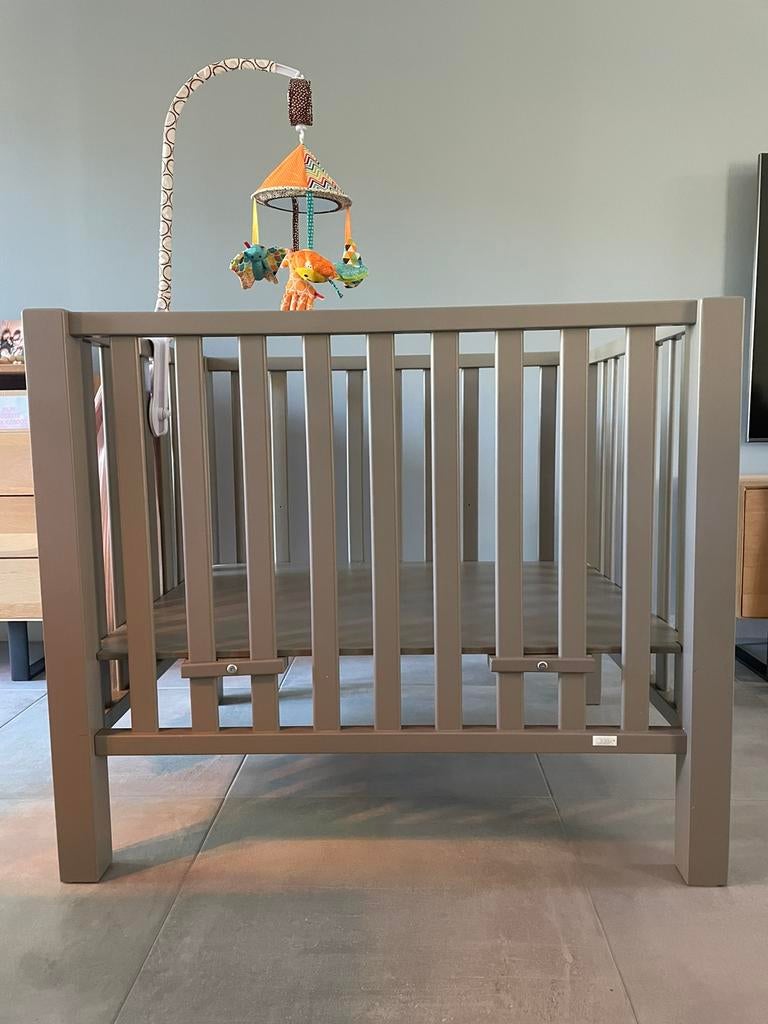 Babypark quax grijs verstelbaar matras parklegger nestje, Kinderen en Baby's, Ophalen, Zo goed als nieuw