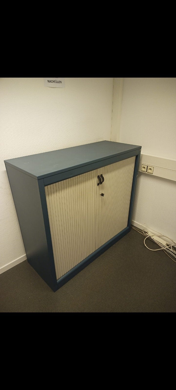 Armoire de bureau basse à rideaux coulissants – Style Indust, Huis en Inrichting, Kasten | Roldeurkasten en Archiefkasten, Ophalen