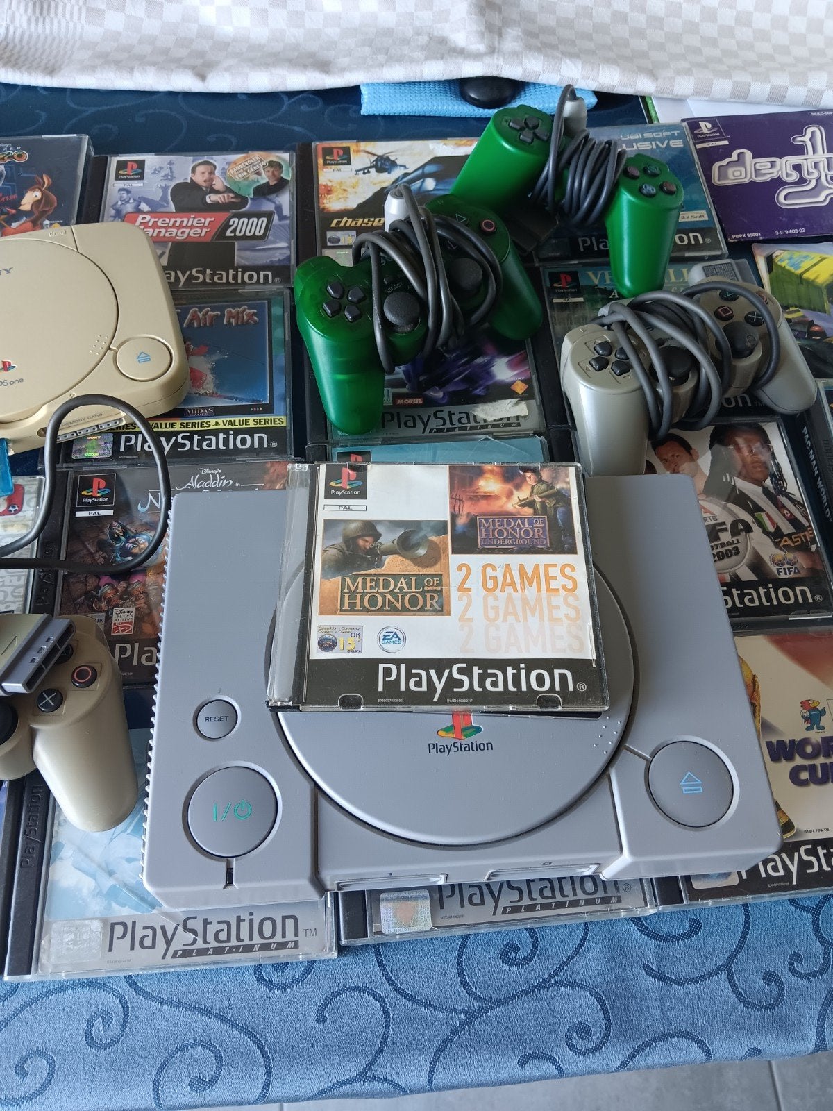 2 playstations 1 met alle bijbehorende accessoires en games, Ophalen, Gebruikt, Met 3 controllers of meer, Met games