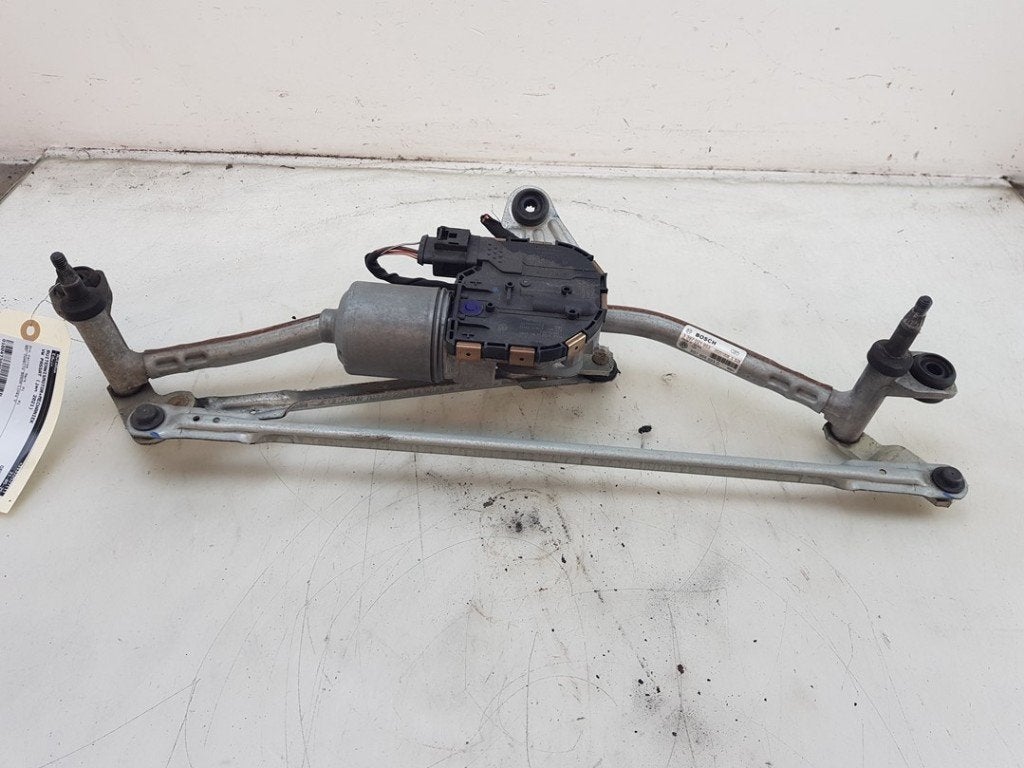 MOTEUR + TRINGLERIE ESSUIE GLACE AVANT Passat Variant (3G5), Robert Bosch AG, Volkswagen, Utilisé, Robert-Bosch-Allee 1
74232  Abstatt, DE