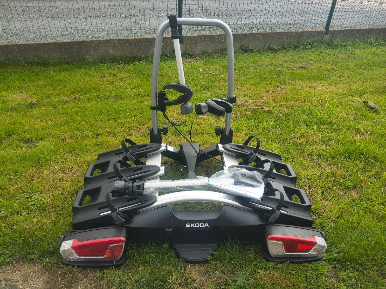 Porte-vélos Skoda (Thule) pour 3 vélos neuf !, Autos : Divers, Enlèvement, 3 vélos ou plus, Neuf, Support d'attelage