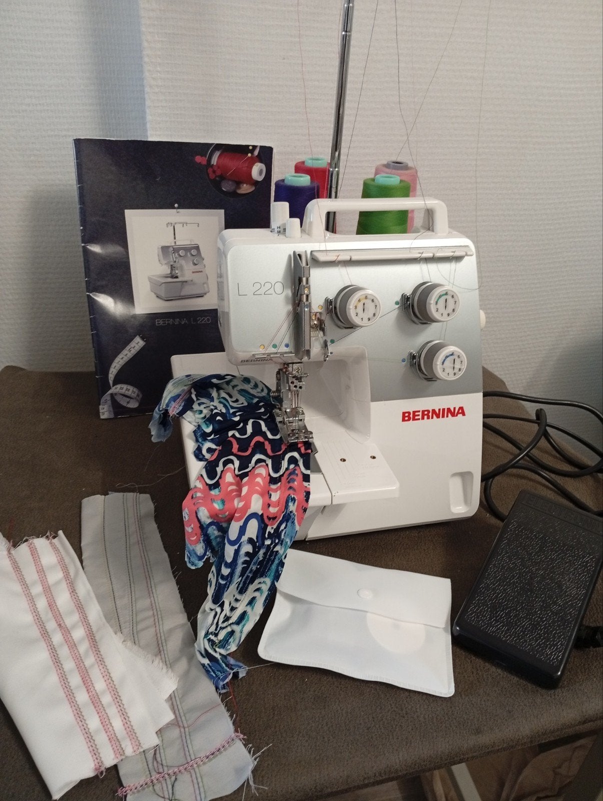 Recouvreuse Bernina état comme neuve, Hobby & Loisirs créatifs, Machines à coudre & Accessoires, Accessoires, Bernina, Enlèvement ou Envoi