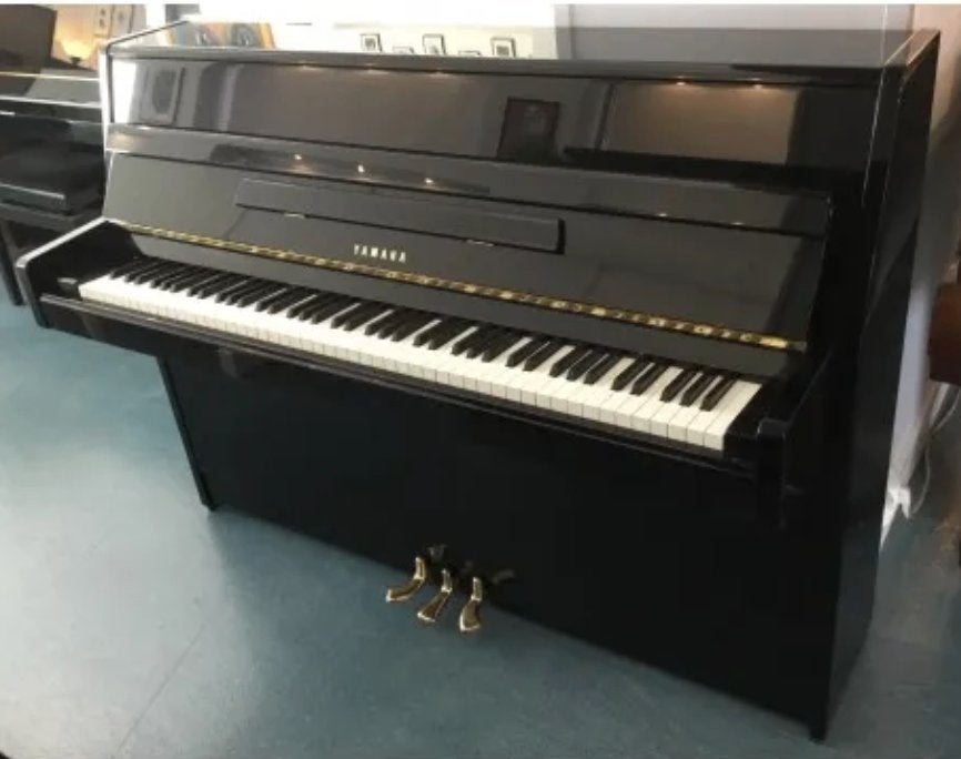 Piano droit Yamaha noir brillant, Brillant, Enlèvement, Utilisé, Piano