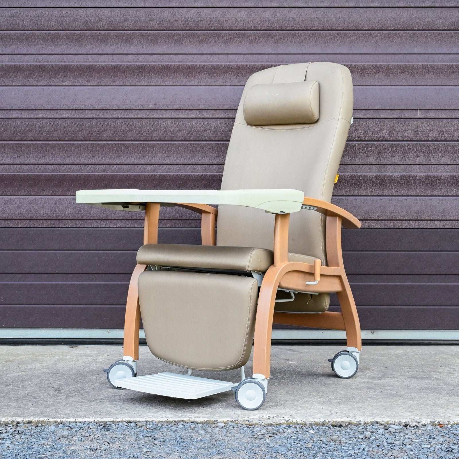 Comfortabele verstelbare zorgstoel / relaxstoel met eetblad, Maison & Meubles, Chaises, Comme neuf, Une, Cuir, Brun, Enlèvement