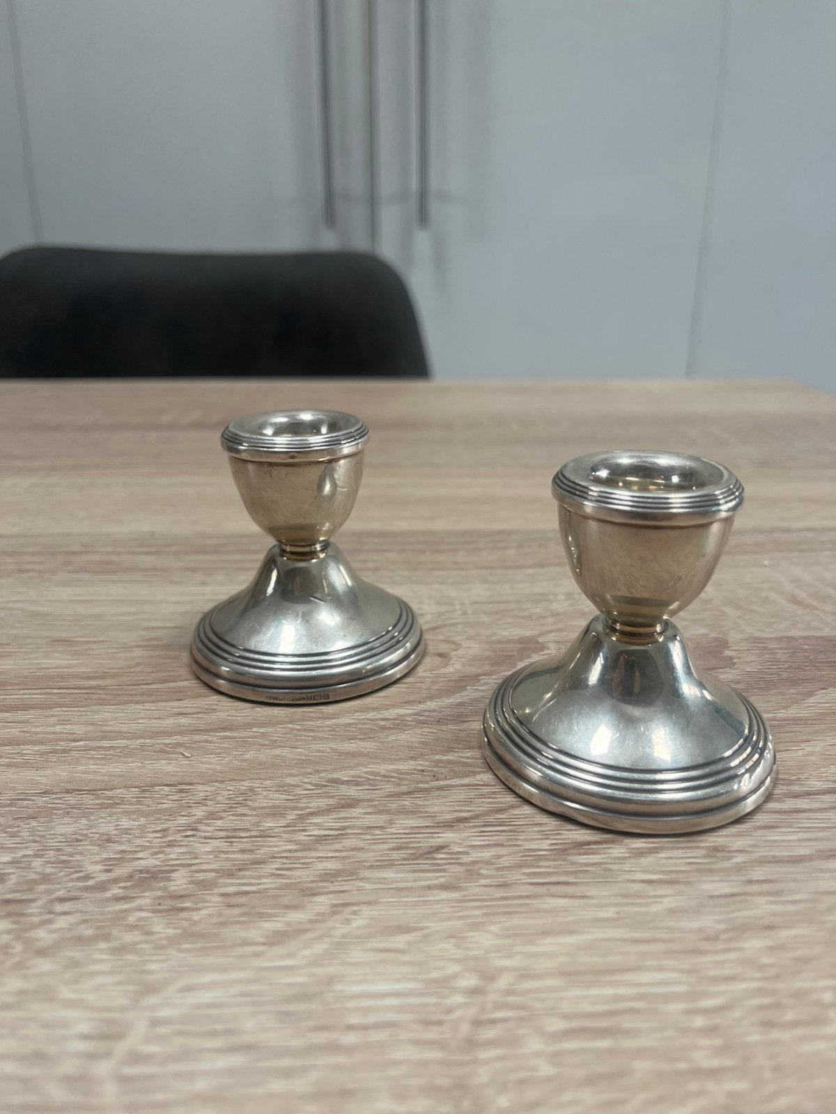 2 lage kandelaars, gevuld Engels zilver, Ophalen of Verzenden, Gebruikt, Zilver