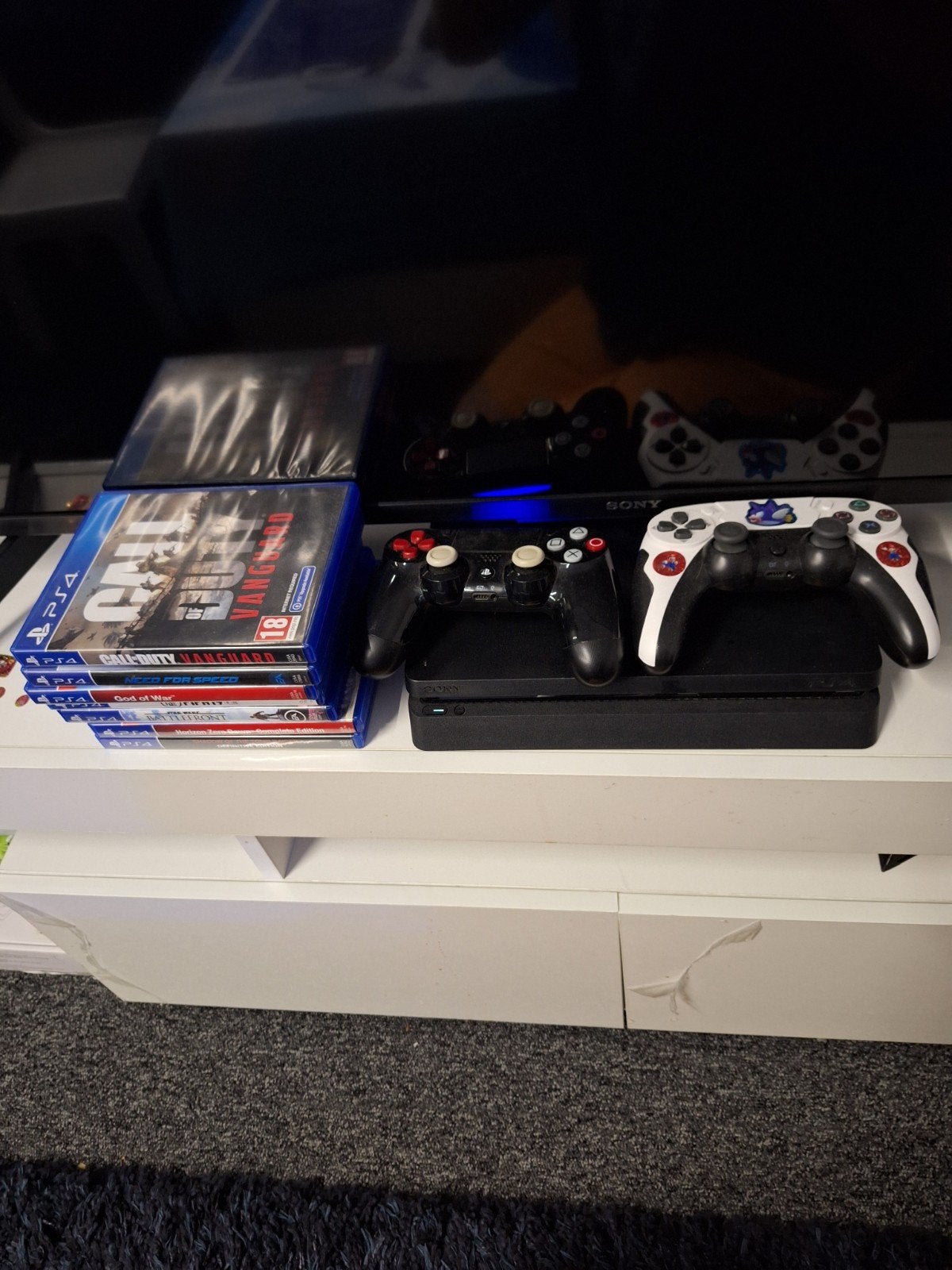 ps4 slim 1tb 2x controllers 1 origenele plus 7 games, Games en Spelcomputers, Spelcomputers | Sony PlayStation 4, Met games, Met 2 controllers