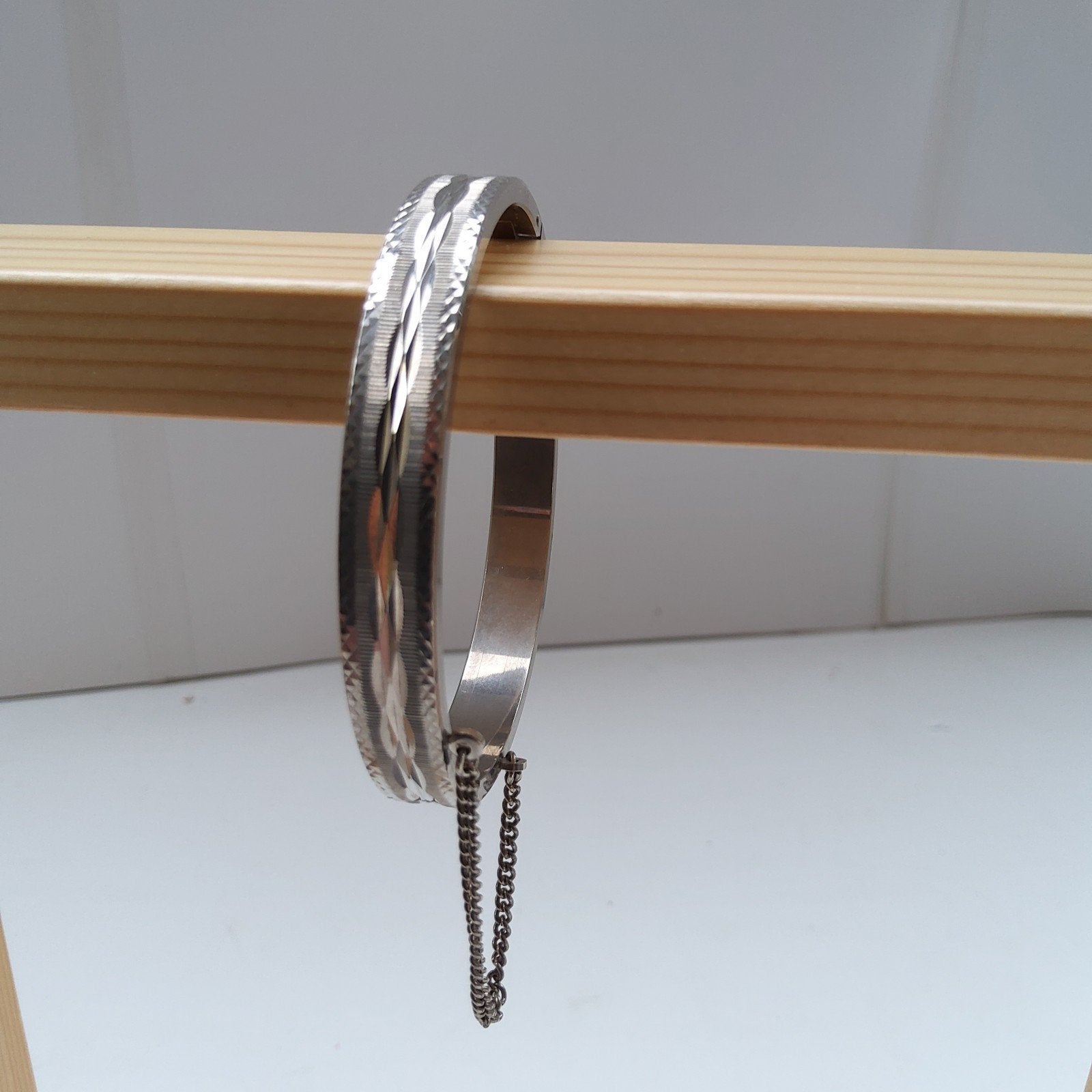 Gegraveerde armband met scharniersluiting., Ophalen of Verzenden, Zo goed als nieuw, Zilver