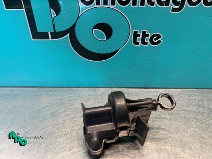 Moteur de verrouillage clapet réservoir d'un Peugeot 108 (1, -, 3 mois de garantie, Utilisé, -