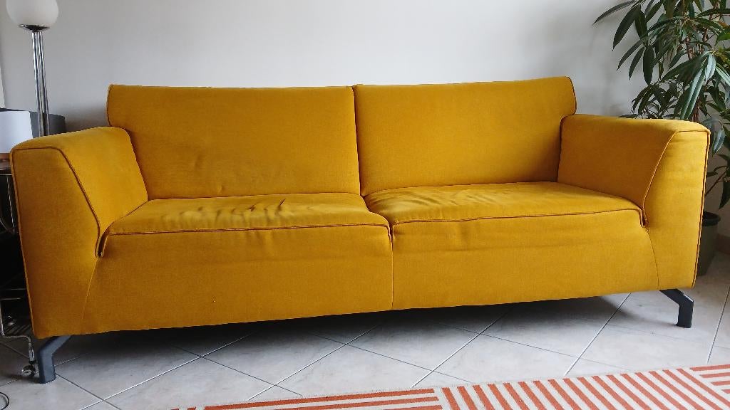 Canapé 2 places jaune ocre, Maison & Meubles, 75 à 100 cm, Enlèvement, Utilisé, Deux personnes