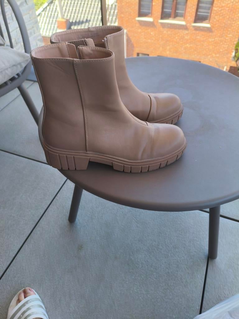 Laarsjes, Ophalen, Beige