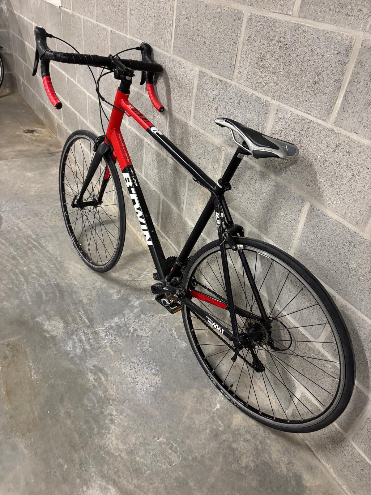 B-twin racefiets, Fietsen en Brommers, Fietsen | Racefietsen, Ophalen, Zo goed als nieuw