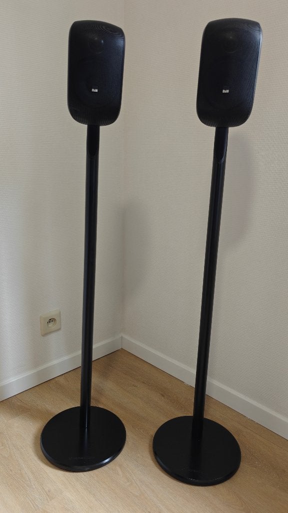 B&W M1 - Nieuw model MKII - Center + 2 op statief, 60 à 120 watts, Comme neuf, Enlèvement, Bowers & Wilkins (B&W)