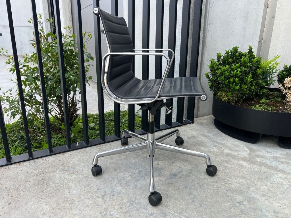 Chaises de bureau en cuir Vitra Eames EA117, lot de 8, Gris, Enlèvement ou Envoi, Comme neuf, Chaise de bureau