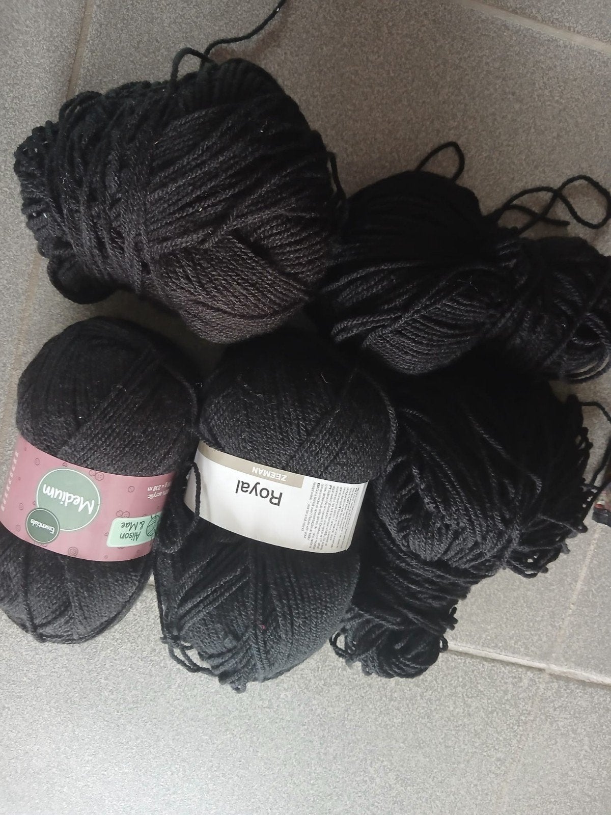 veel bollen wol in verschillende kleuren, Hobby en Vrije tijd, Ophalen