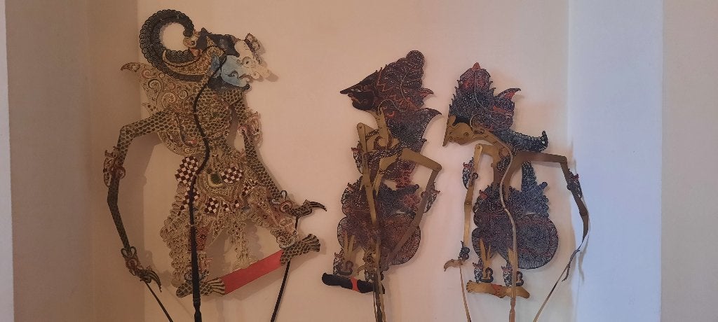 Marionnettes d'ombre anciennes d' Indonésie WAYANG KULIT, Antiquités & Art, Autres types, Autres matériaux, 50 cm, Enlèvement