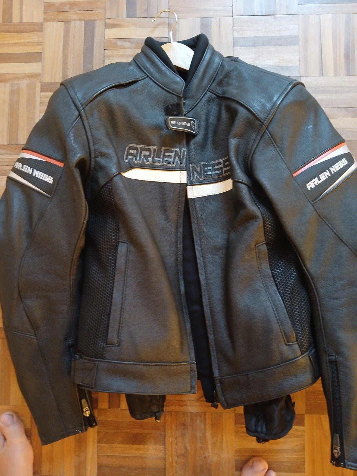 Blouson Neuf,jamais porté cuir Arlen Less taille M, Enlèvement
