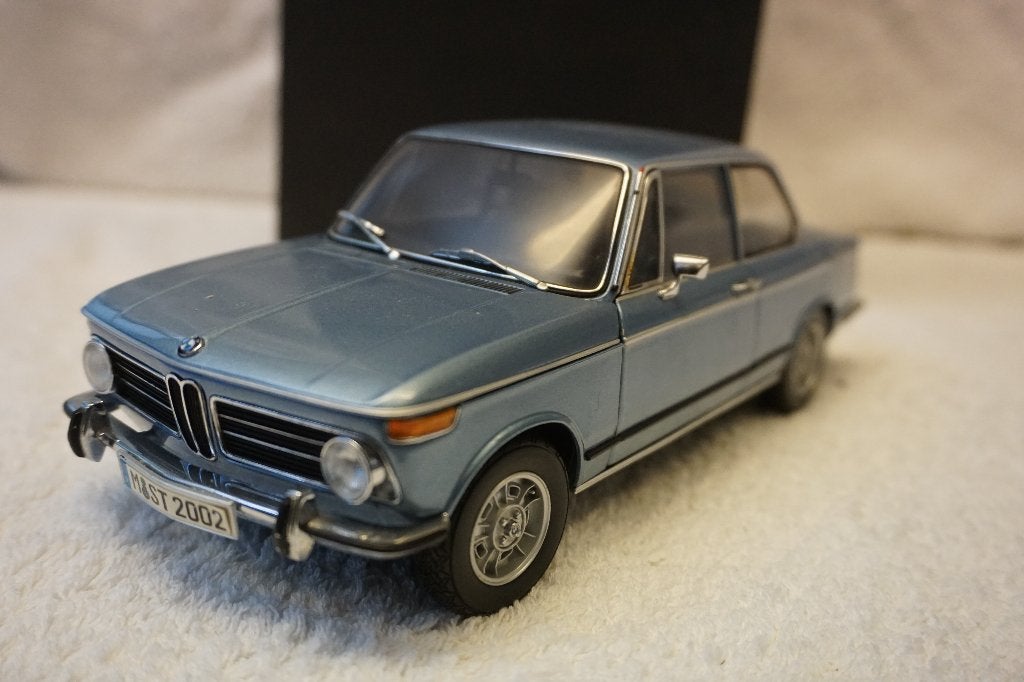 BMW E10 2002 TII KYOSHO 1:18 bleu fjord 80430007658, Enlèvement ou Envoi, Comme neuf, Voiture, Kyosho