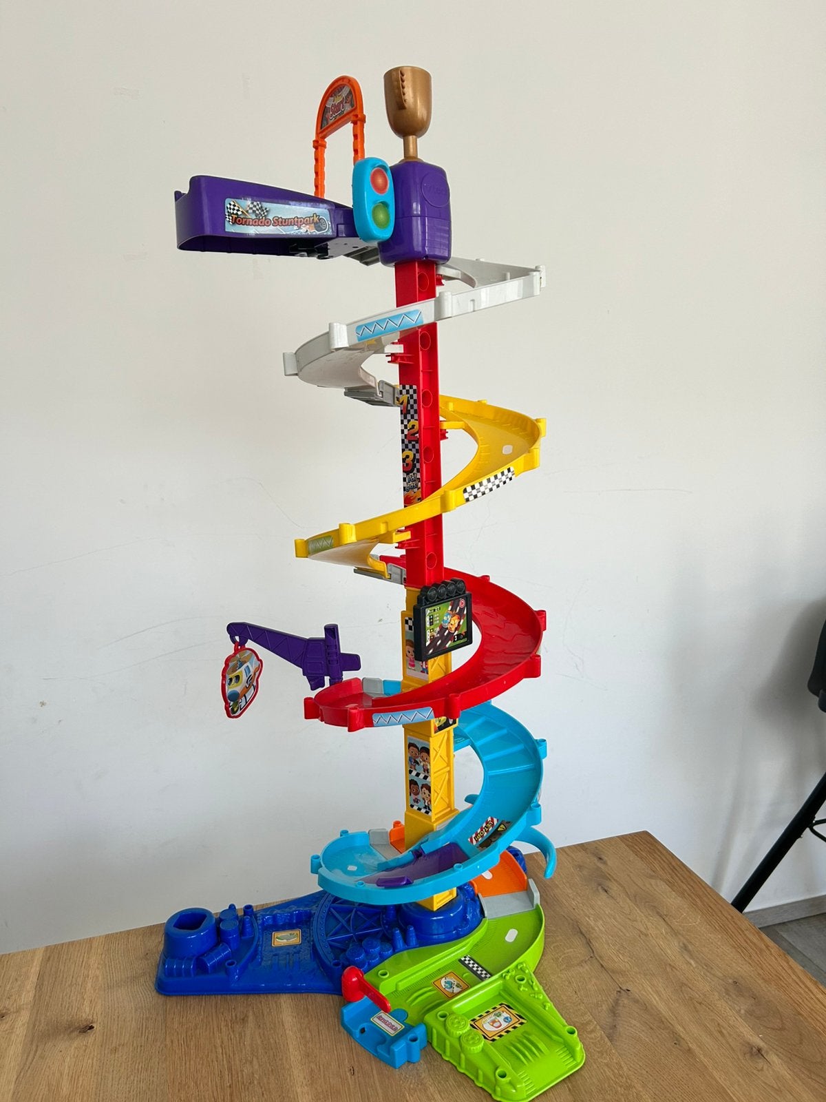 Vtech tornado stuntpark, Enfants & Bébés, Jouets | Circuits, Enlèvement, Comme neuf
