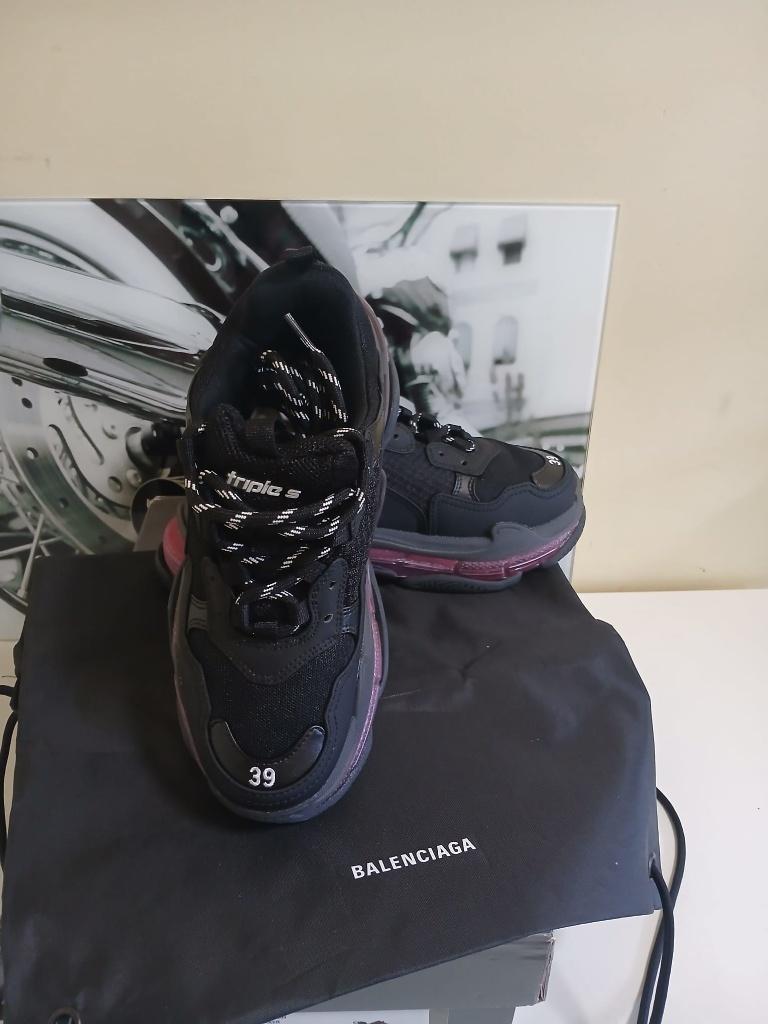 CLOTHING AND SHOE'S, Enlèvement ou Envoi