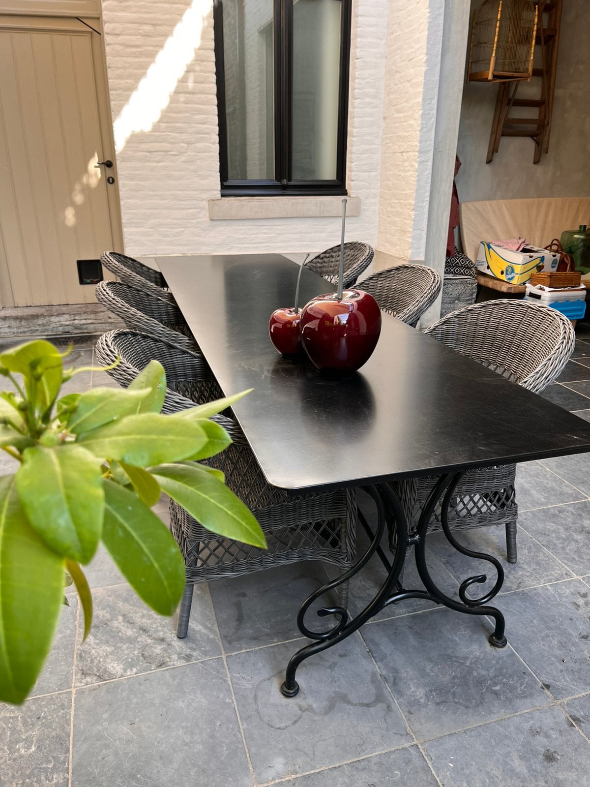 Smeedijzeren tuintafel en stoelen, Ophalen, Zo goed als nieuw, Metaal
