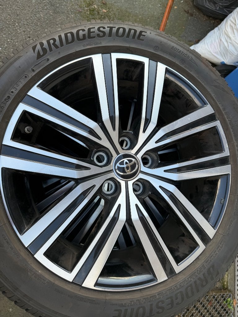 Toyota velgen 18 inch bi-color met winterbanden, Autos : Pièces & Accessoires, Pneus et Jantes, Pneus hiver, Enlèvement ou Envoi