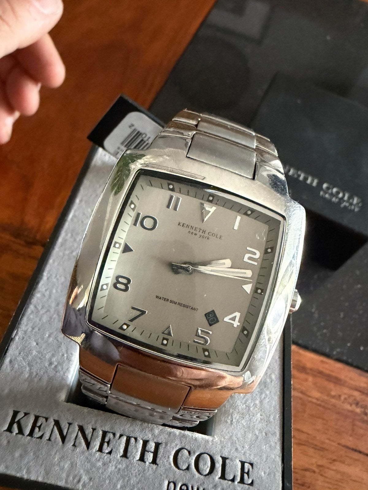 Jolie montre kenneth cole, Enlèvement