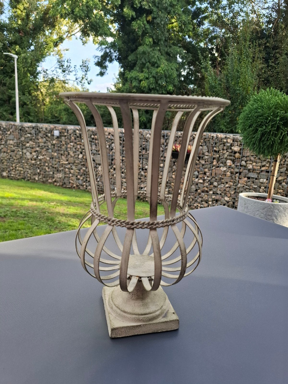 vintage sierurn met ijzeren banden, Enlèvement