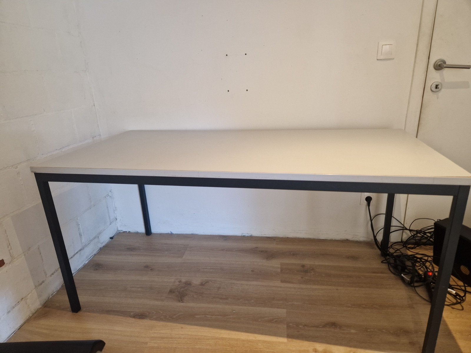 bureau gris design pied en métal noir, Enlèvement, Gris, Métal